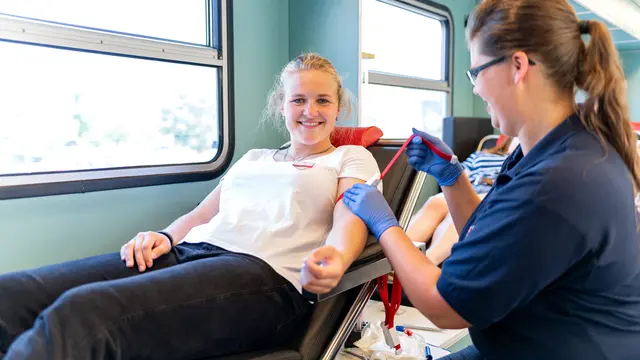 Auch im Blutspendemobil des DRK wird von den Teilnehmern oft kostbarer Lebenssaft abgegeben | Foto: DRK-Blutspendedienst NSTOB