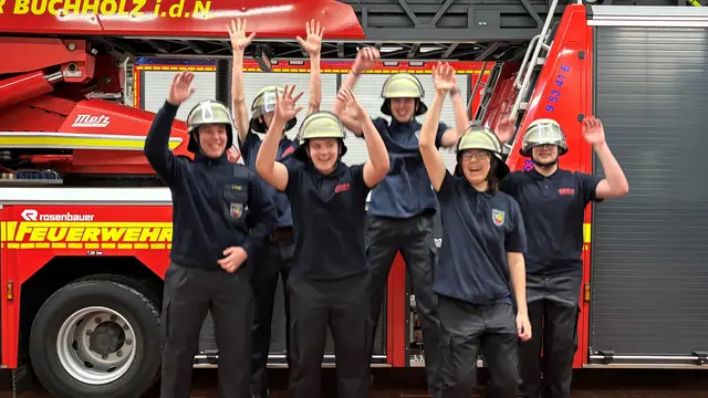 Sechs neue Feuerwehrleute sind aus der Jugendfeuerwehr übergetreten | Foto: FF Buchholz