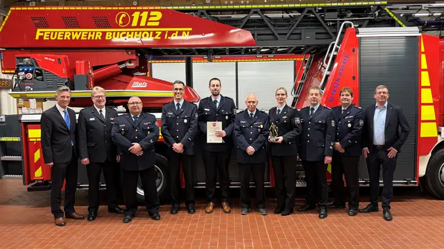 Gäste und Jubilare der Feuerwehr Buchholz: zeigt die Göste und Geehrten: Bürgermeister Jan-Hendrik Röhse (v. li.), Kreisbrandmeister Jörn Petersen, Ortsbrandmeister Thomas Müller, Stefan Semmler (stellv. Ortsbrandmeister), Peter Gintschel, Nicole Horend, Jan Friedrich, Matthias Freudenberg (stv. Ortsbrandmeister), Christian Matzat (stv. Stadtbrandmeister) und Erster Stadtrat Dirk Hirsch | Foto: FF Buchholz