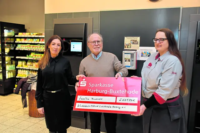 Bei der Scheckübergabe im Buchholzer famila-Markt (Lindenstraße): Katrin Porthun (v. li.), Heinz-Joachim Schmidt (beide Der KInderschutzbund) und Nicole Möhring (famila) | Foto: Axel-Holger Haase