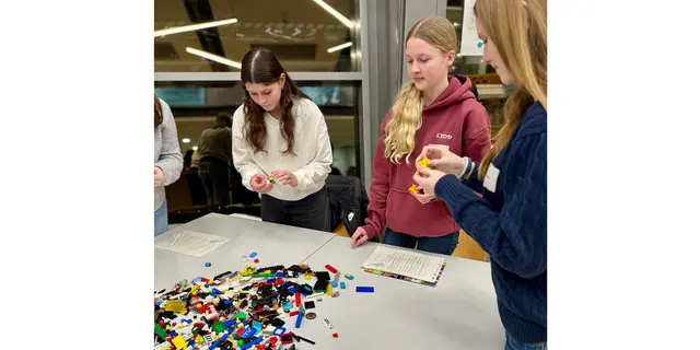 Zum Start des Projektes bauten die Schülerinnen und Schüler bei der Teamchallenge Figuren aus Lego-Steinen
 | Foto: Landkreis Stade / Florian Obst
