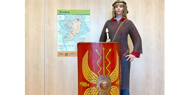 Eine Schülerin in römischer Legionärsbekleidung | Foto: Museen Stade