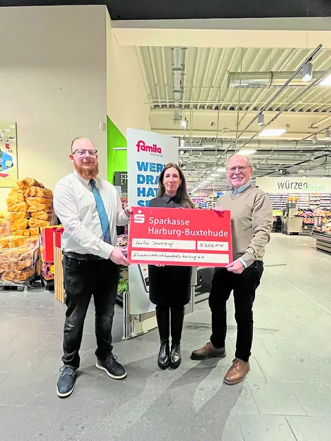 Scheckübergabe im Jesteburger famlia-Markt (v. li.): Sven Glasow (Marktleiter), Katrin Porthun und Heinz-Joachim Schmidt (beide Der Kinderschutzbund)  | Foto: famila