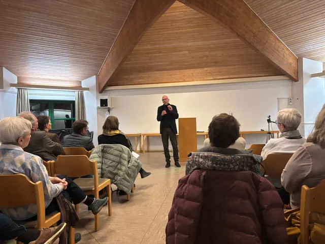 Bei der Gemeindeversammlung stellte Jurist Dr. Wolf-Peter Groß die Ergebnisse seines Berichtes vor | Foto: pau