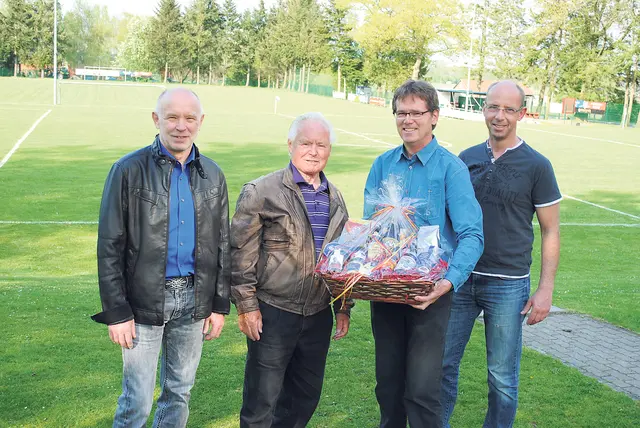 2015 wurde Gottfried Schaepe (2. v.li.) für sein 20-jähriges Engagement als Platzwart des MTV Salzhausen geehrt. Ihm gratulierten (v. li.) Klaus Voigts (SG SaGa), MTV-Vorsitzender Jörg Schulze und Bernd Hintze, der seinerzeit auch dem MTV-Vorstand angehörte | Foto: ce