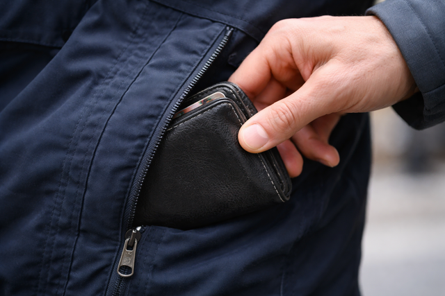 Taschendieb klaut Geldbörse (Symbolbild) | Foto: KI-generiert