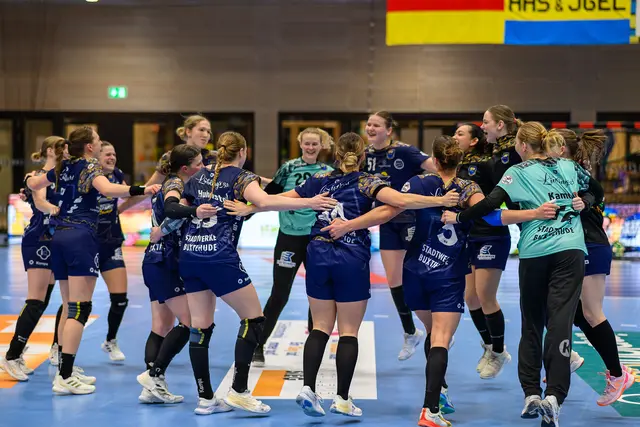 Jubelnde Mannschaft nach Heimsieg | Foto: Jürgen Wittholt