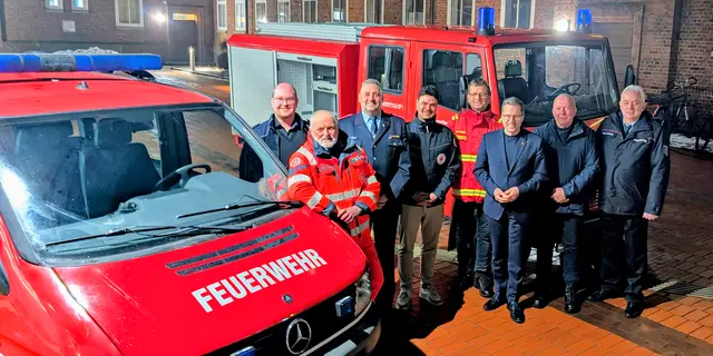 Landrat Kai Seefried (3. v. re.) mit Vertretern der Hilfsorganisationen und den aus Spendengeldern finanzierten Feuerwehrfahrzeugen. Alle sind sich einig: Die humanitäre Hilfe für die Ukraine muss weitergehen | Foto: jd