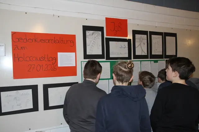 Die Achtklässler konnten sich anhand einer Bildcollage über den Holocaust-Gedenktag und dessen Hintergründe informieren | Foto: Rauscher