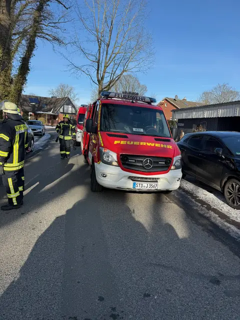 Einsatzkräfte der Feuerwehr Himmelpforten, Breitenwisch, Führungsdienst Umwelt, DRK und Einsatzfahrzeuge  an der Einsatzstelle | Foto:  Frank Ewald &amp; Rolf Hillyer-Funke, Pressebeauftragte Feuerwehren SG Oldendorf-Himmelpforten  