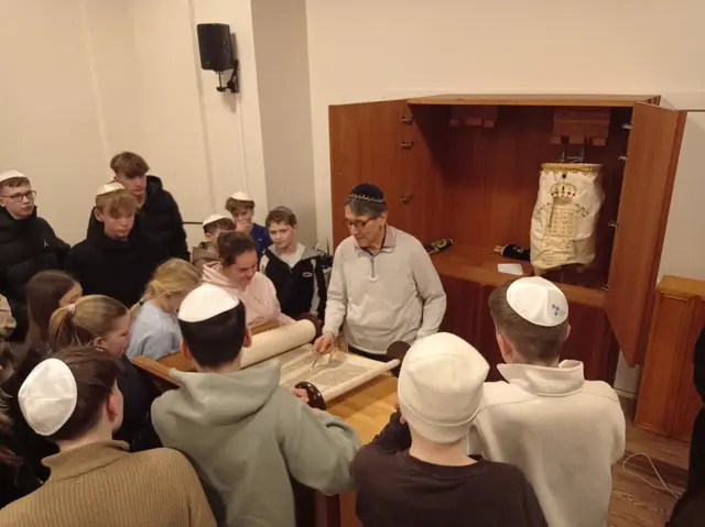 Synagogen-Vorsteher Michael Heimann zeigte den beeindruckten Elbmarscher Konfirmanden die Thora-Rolle | Foto: Georg Stahlmann