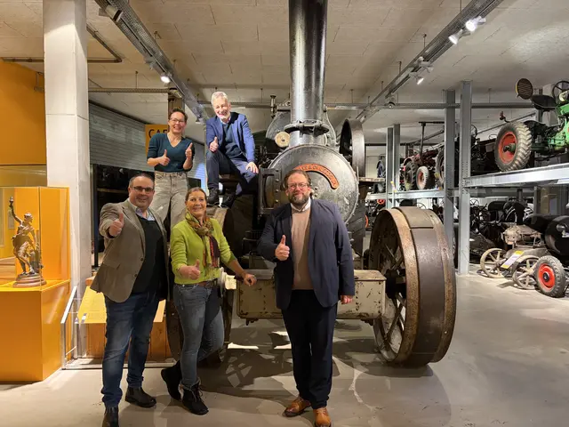 Museumsstiftung und Förderverein gestalten gemeinsam das Museumsjahr am Kiekeberg, v. l. Jan Bauer (Erster Vorsitzender des Fördervereins des Freilichtmuseums am Kiekeberg), Carina Meyer (Kaufmännische Geschäftsführerin der Stiftung Freilichtmuseum am Kiekeberg), Sybille Kahnenbley (Stiftungsratsvorsitzende), Heinz Lüers (Stellvertretender Vorsitzender des Fördervereins) und Stefan Zimmermann (Museumsdirektor) | Foto: FLMK