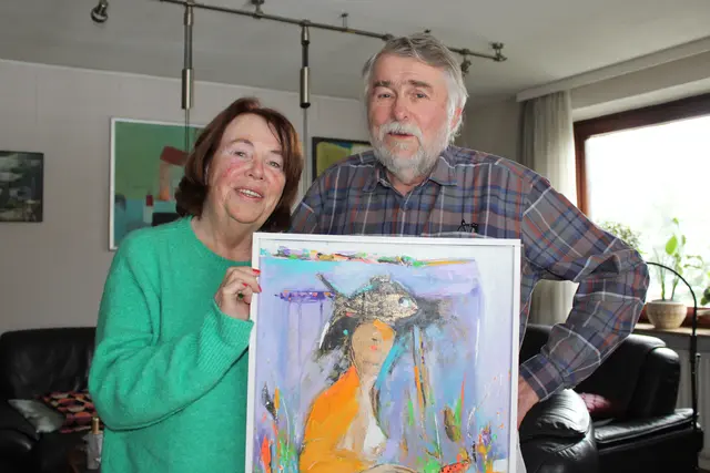 Bei Karin und Manfred Neudert dreht sich vieles um Kunst und das Podium. Dieses Bild ist ein Geschenk des syrischen Künstlers Hajar Issar, der zu Gast beim Podium war | Foto: pöp