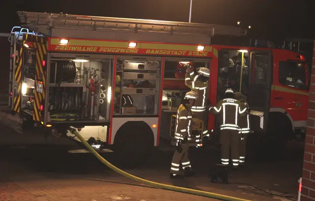  Etwa 35 Einsatzkräfte beider Stader Feuerwehrzüge waren vor Ort  | Foto: Stefan Braun