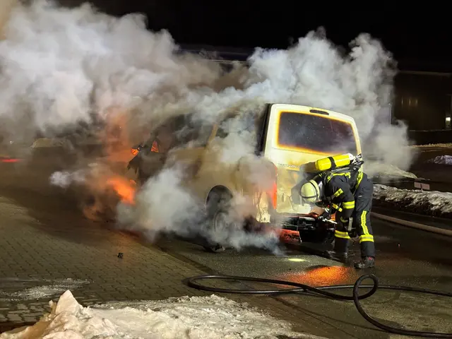 Die Feuerwehr beim Löschen des brennenden VW-Busses | Foto: Pressestelle Feuerwehr Samtgemeinde Hanstedt