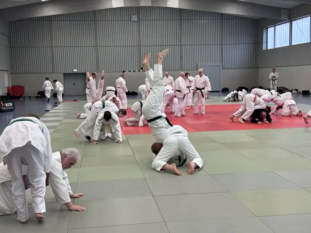 Beim Aufwärmen wurden den Teilnehmenden Koordination und Körpergefühl abverlangt. | Foto: Jan Eggert, MTV Ramalesloh