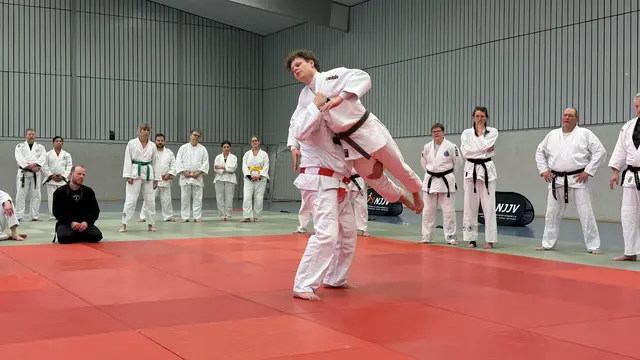 Hier wird ein sogenanntes "Handrad" gezeigt: Der Angreifer wird ausgehoben, um etwa 90° gedreht und landet auf der Seite. | Foto: Jan Eggert, MTV Ramalesloh