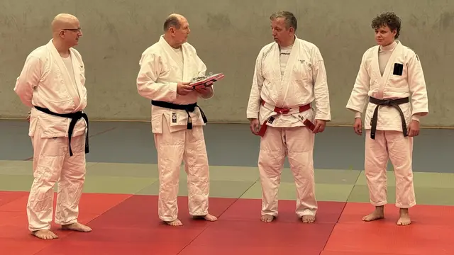 Zum Abschluss gab es für den Referenten und seinen Partner kleine Präsente. | Foto: Jan Eggert, MTV Ramalesloh