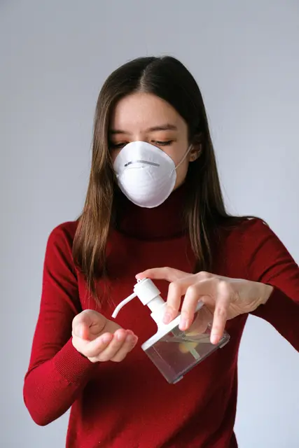 Die Hände zu desinfizieren, ist sehr wichtig | Foto: Shvetsa