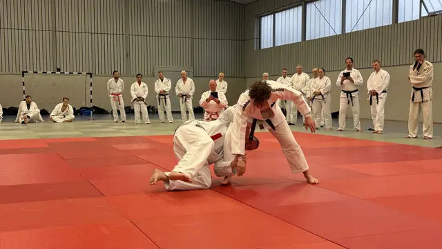 Ein Beinrollwurf: Der Verteidiger rollt sich hinter den Angreifer, hält sein Bein fest und reißt ihn durch die Rollbewegung nach hinten. | Foto: Jan Eggert, MTV Ramalesloh