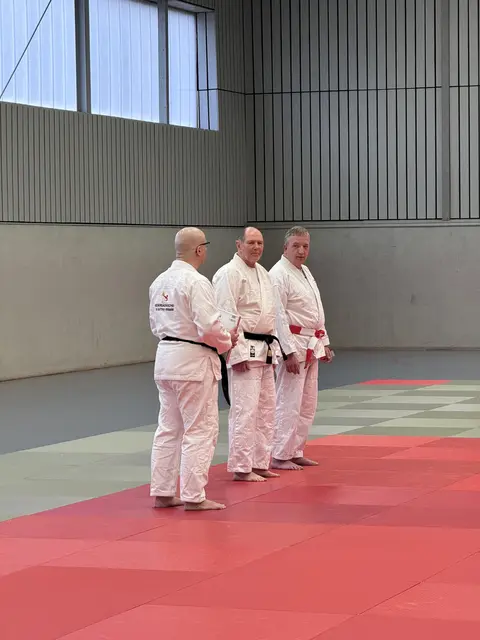Jan Eggert (links) würdigt die Verdienste von Helmut Henning (Mitte). Rechts: Uwe Nettlau, Vizepräsident Breitensport im Niedersächsischen Ju-Jutsu Verband. | Foto: Jan Eggert, MTV Ramalesloh