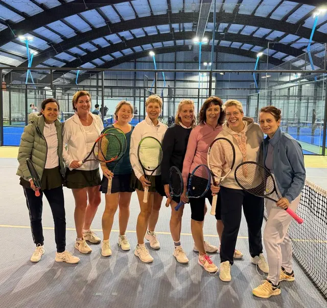 Auf dem Foto sind beide Mannschaften zu sehen. Die Staderinnen (v. re.): Andrea Häussler, Bettina Hasekamp, Sabine Allers und Christiane Miers