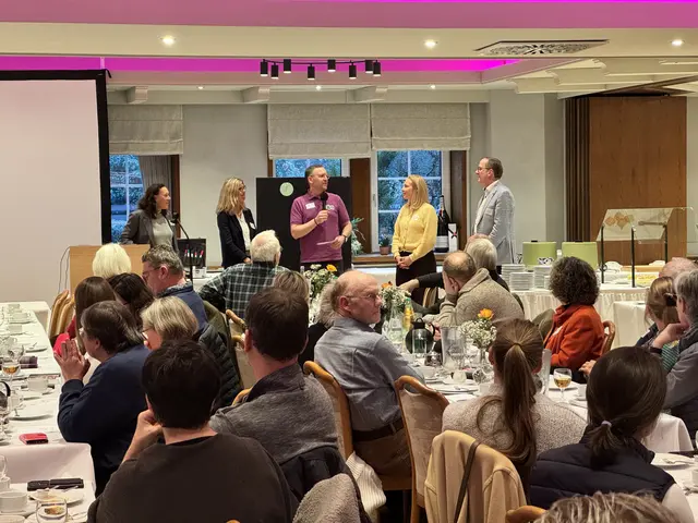 Beim Netzwerktreffen (v. li.): Christiane Vogt (Landkreis Harburg/Koordinatorin AG Heidschnuckenweg), Ute Leimcke-Kuhlmann (Heidschnucken Hof Niederohe), Jan-Peter Hohls (Stadtmarketing Celle/Mitglied der AG Heidschnuckenweg), Christine Buchholz (Flair Hotel "Zur Eiche", Buchholz) und Axel Heitmann (Hotel und Landgasthof Hoheluft, Buchholz) | Foto: Lüneburger Heide GmbH