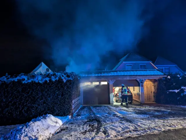 Starke Rauchentwicklung durch brennende Mülltonne an einem Carport in Dierkshausen | Foto: ffsgh