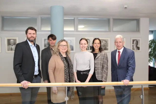 Über das Welcome Center Landkreis Harburg freuen sich Stefan Baumann (v.li.) (Abteilungsleiter Bildung – Schule, Kreisvolkshochschule und Sport), Dr. Alexander Stark (Stabsstellenleiter Kreisentwicklung/ Wirtschaftsförderung/ Mobilität), Ulrike Kessler, Clara Kohlstedt, Kreisrätin Ana Cristina Bröcking und Landrat Rainer Rempe (re.) | Foto: Landkreis Harburg