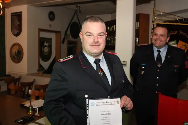 Ortsbrandmeister Christian Neumann (re.) freut sich über die Beförderung von Marcel Deis
 | Foto: Stefan Braun / FF Landkreis Stade