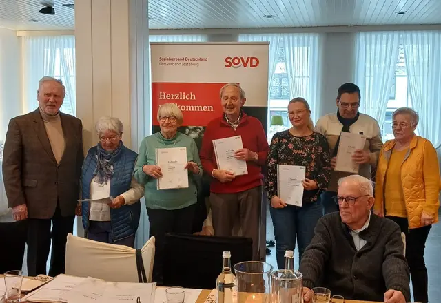 Ernst Gedak (Vorsitzender) mit den Geehrten für zehn Jahre Mitgliedschaft Brunhilde Fischer, Ursula Bruhse, Dieter Gebauer, Sabrina Peters-Zielinski und Guido Pieper und Dagmar Scheffczyk vom SoVD Kreisvorstand | Foto: SoVD