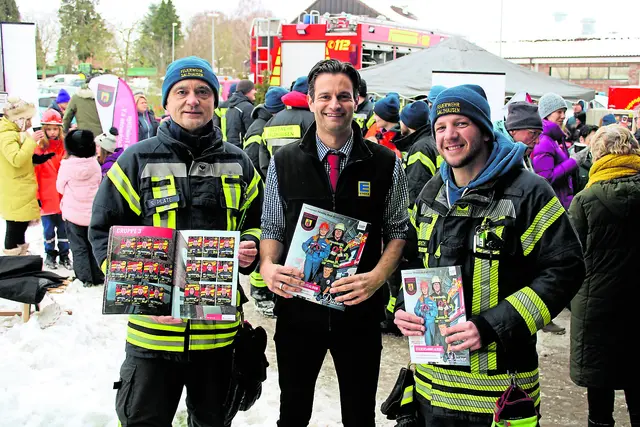 Am Blaulicht-Tag endet die Stickerstars-Aktion, über deren gelungenen Start sich Anfang Januar Ortsbrandmeister Sven Plate, Edeka-Marktinhaber Marco Düver sowie Projektleiter Marco Düver (v. li.) freuten | Foto: ce