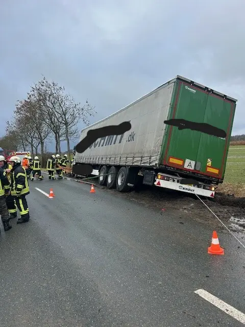 Der Sattelzug in Schieflage | Foto:  Feuerwehr Nordkehdingen