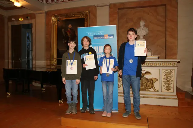 Die geehrten Schüler und die geehrte SChülerin aus dem Landkreis Harburg (v. li).: Moritz Alexander Badurczik, Vincent Kopp, Mayla Kompala und Nico Elias Badurczik.  | Foto: Stiftung NiedersachsenMetall