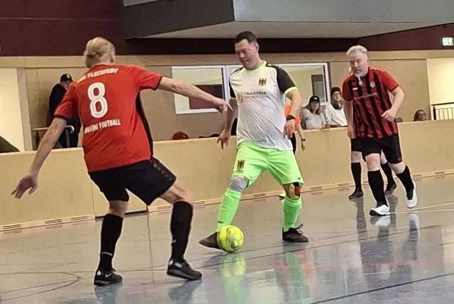 Manuel „Manolo“ Lopez (Mi.), hier mit Trikot von TransDia Deutschland, wird bei den Seevetaler Hallenmasters am 1. März wieder im Trikot des TuS Fleestedt für höchste Torgefahr sorgen | Foto: Ulrich Vergin