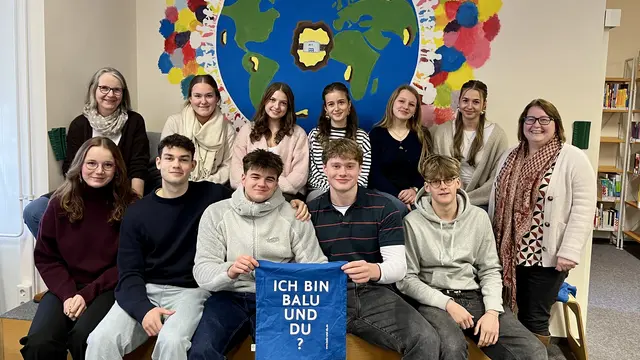 Schülerinnen und Schüler des Projekts am AEG mit Frau Biermann (hinten links) und Frau Baumgart-Vogel (rechts)

Foto: E. Poggel