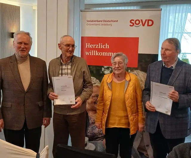 Ehrung für 40 und 45 Jahre: Ernst Gedak (v. li., Vorsitzender) und Dagmar Scheffczyk gratulieren Richard Köppe und Dr. Jens-Rainer Ahrens | Foto: SoVD