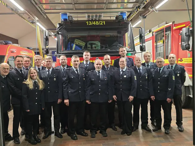 Jede Menge Wahlen waren bei der FF Maschen zu absolvieren, am Ende stand das neue und alte Kommando der FF Maschen für das gemeinsame Gruppenfoto bereit | Foto: Feuerwehr Seevetal