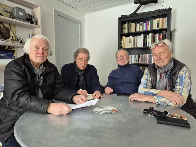 Setzen sich für Bendestorfer Geflüchtete ein: Bürgermeister Bernd Beiersdorf (v. li.), Journalist Peter Dermühl, Heinz-Joachim Schmidt und Joachim Göldner | Foto: pöp