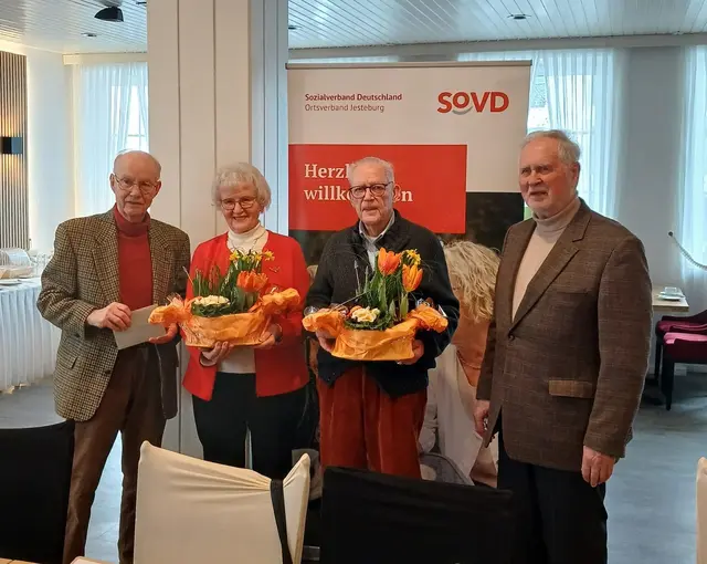 Vorstandsmitglieder Hinrich (v. li.) und Marianne Voss sowie Reimer Siegel schieden nach 16 Jahren aus dem Vorstand aus. Sie wurden von Ernst Gedak verabschiedet | Foto: SoVD