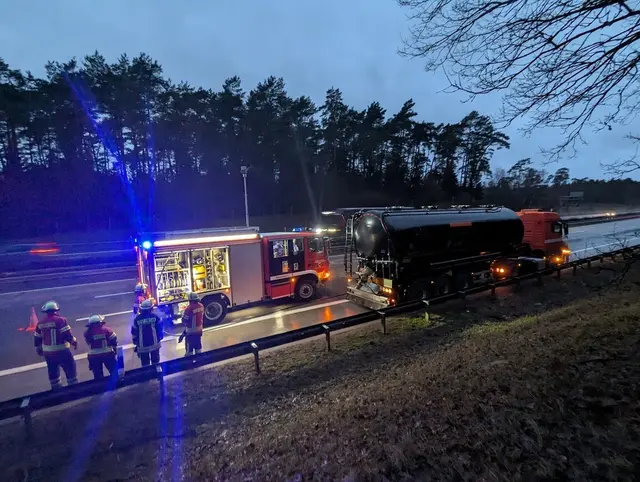 Der Hauptfahrstreifen auf der A7 in Fahrtrichtung Hamburg war zeitweise komplett gesperrt | Foto: Freiwillige Feuerwehr SG Hanstedt