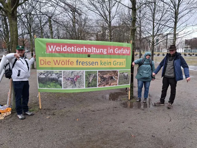 Beim Protest in Berlin (v. re.): Wendelin Schmücker vom Förderverein der Deutschen Schafhaltung mit Berufskollegen | Foto: Schmücker