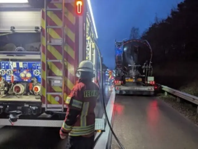 31 Einsatzkräfte verhinderten einen Vollbrand am Lkw | Foto: Freiwillige Feuerwehr SG Hanstedt