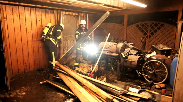 Einsatzkräfte der Feuerwehr Burweg im Einsatz im Carport.

  | Foto: Rolf Hillyer-Funke/Feuerwehren SG Oldendorf-Himmelpforten