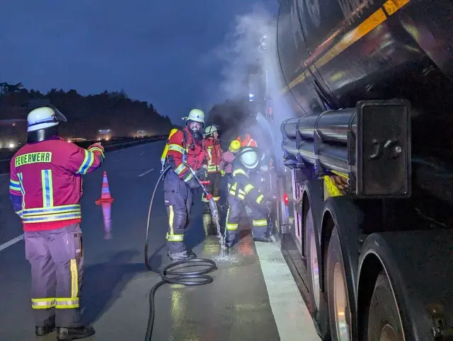 Einsatz mit Atemschutz auf der Autobahn | Foto: Freiwillige Feuerwehr SG Hanstedt