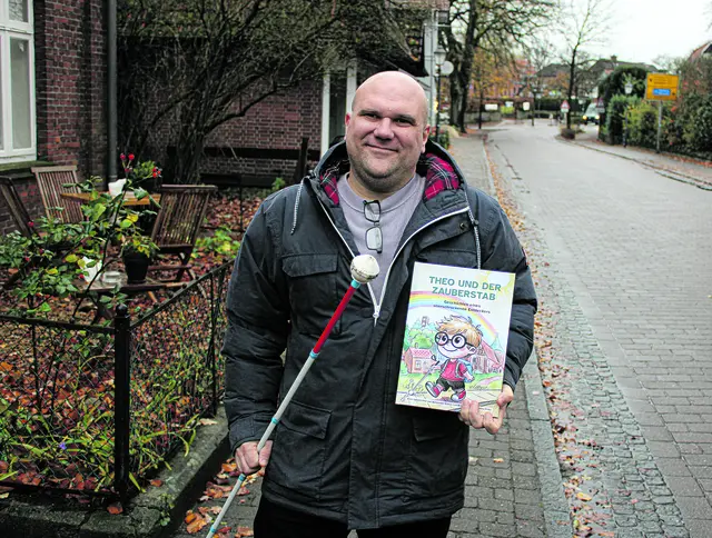 Alexander Ramm mit seinem autobiografischen Kinderbuch "Theo und der Zauberstab" | Foto: ce