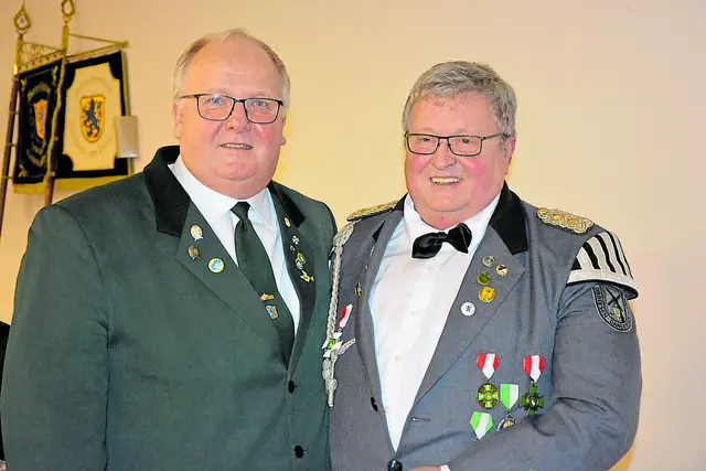 Volker Höper (li.) ehrt Herrmann Schütt mit dem silbernen Ehrenkreuz des Landesverbands Hamburg | Foto: Gnädig