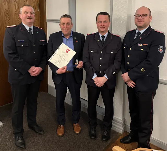 Ehrung für Rathauschef Timo Gerke (2. v. li.). Samtgemeindebrandmeister Jens Kuck (li.), dessen Stellvertreter Jens Kleine (2. v. re.) und Kreisbrandmeister Henning Klensang gratulieren | Foto: SG Lühe