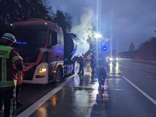 Sichtbar starke Rauchentwicklung am betroffenen Lkw | Foto: Freiwillige Feuerwehr SG Hanstedt