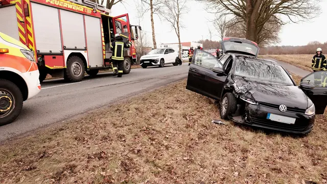 Unfallfahrzeuge und Einsatzkräfte der Feuerwehren an der Unfallstelle | Foto: Rolf Hillyer-Funke/Feuerwehren SG Oldendorf-Himmelpforten
